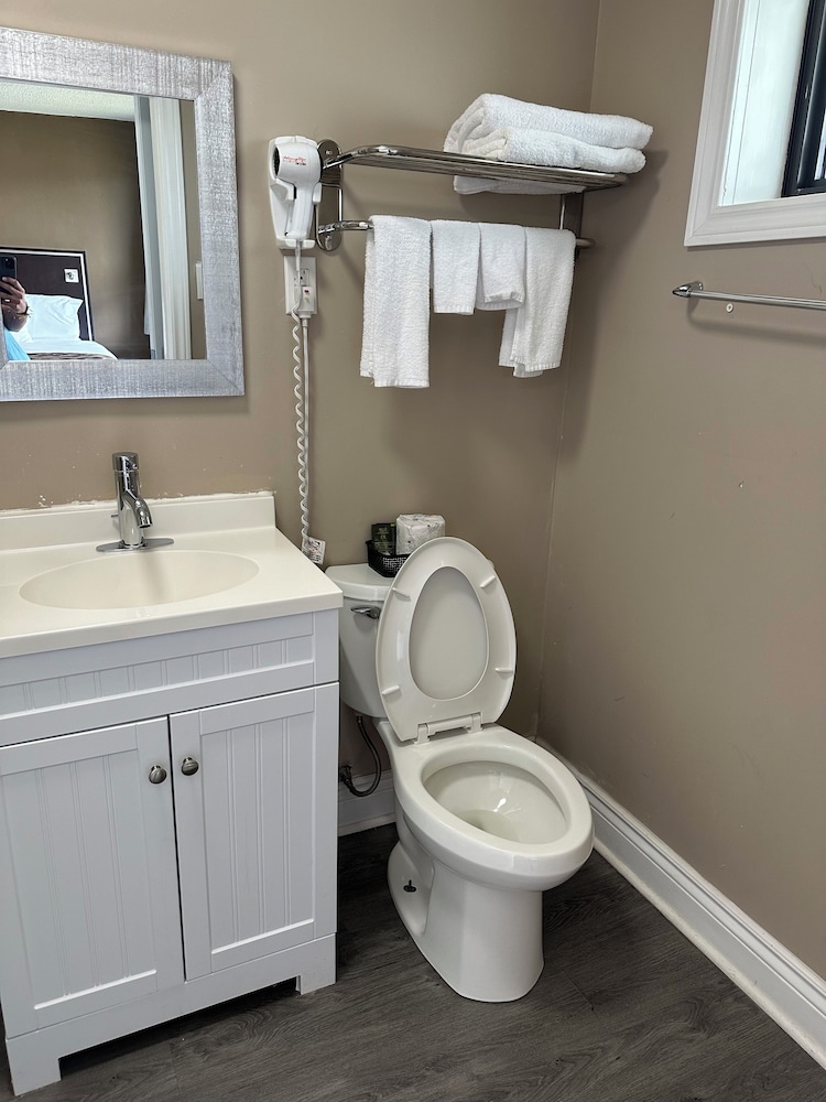 Champlain Motor Inn