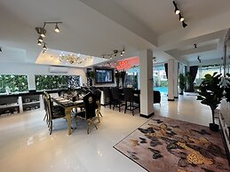 Art Pool Villa