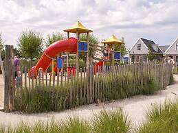 Spacious Holiday Home on the Markermeer