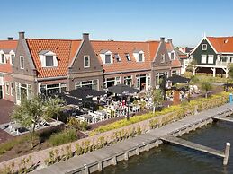Spacious Holiday Home on the Markermeer