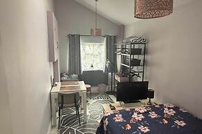1 Bedroom Annex - 2 Mins From Train Station