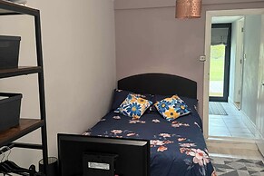 1 Bedroom Annex - 2 Mins From Train Station