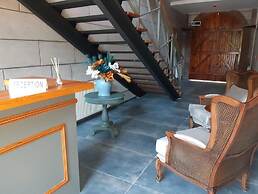 Sunolus Vineyard House
