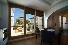Plaza Mina Suites - Adults Recommended