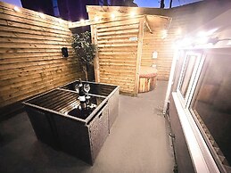 Albert Luxury Hottub and Jacuzzi Apartments