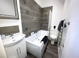 Albert Luxury Hottub and Jacuzzi Apartments