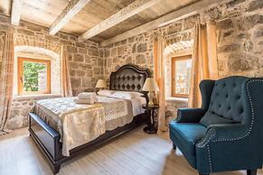 Historic Plaza Varos - Adults Only
