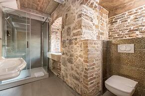 Historic Plaza Varos - Adults Only