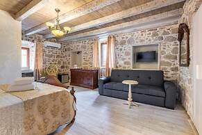 Historic Plaza Varos - Adults Only