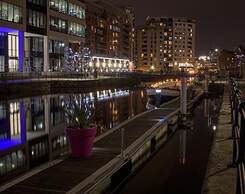 Modern Deluxe Leeds City Apt Balcony View