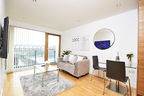 Modern Deluxe Leeds City Apt Balcony View