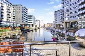 Modern Deluxe Leeds City Apt Balcony View