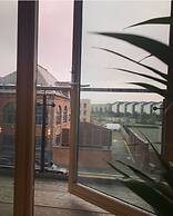 Modern Deluxe Leeds City Apt Balcony View
