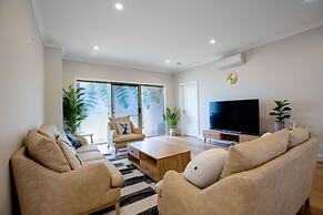Lux Style 4BR Townhouse@ashwood