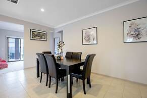 Gorgeous 4BR Home in Point Cook