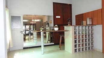 24 11 Petit Hotel