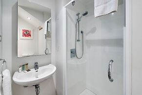 Chic 3 Bedroom City Central with Parking