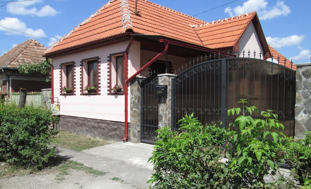 Family Friendly 2-bed Cottage in Periș