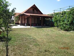Family Friendly 2-bed Cottage in Periș