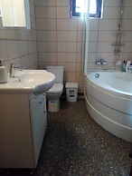 Family Friendly 2-bed Cottage in Periș