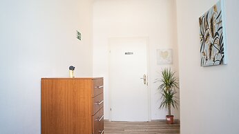Shared Modern Apartment Schönbrunn - Budget Chic Room