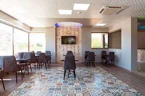 Tone Otel
