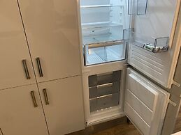 Stylish and Immaculate 2-bed Apartment in Leigh
