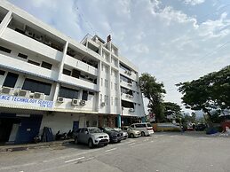 B Hotel