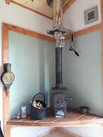 Cosy Woodland off Grid Shepherds Hut - Hazel