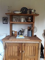 Cosy Woodland off Grid Shepherds Hut - Hazel