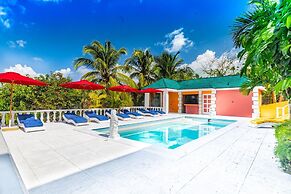 Parrot Cottage at Love Beach Pool