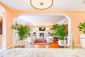 Parrot Cottage at Love Beach Pool