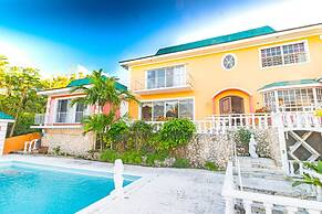 Parrot Cottage at Love Beach Pool