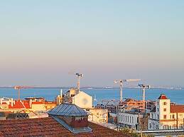 Beautiful Private Room With River View In Lisbon