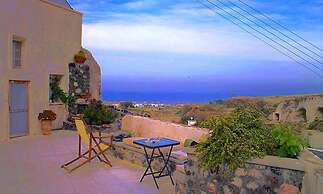 Real Santorini Cave House far From the Crowds