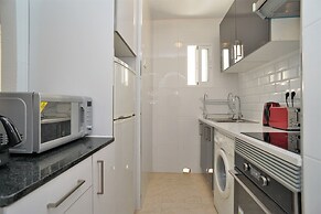 7 Mins From The Beach, Shared Pool Free Wifi