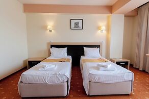 Hotel Oxford Inn & Suites
