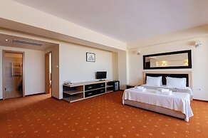 Hotel Oxford Inn & Suites