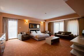 Hotel Oxford Inn & Suites