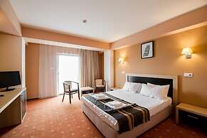 Hotel Oxford Inn & Suites