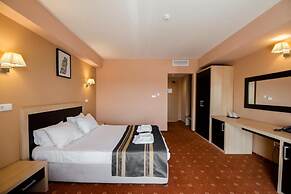 Hotel Oxford Inn & Suites