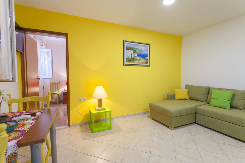 Apartments & Rooms Alagic
