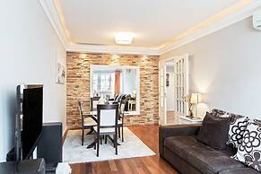 Large Contemporary 3 Bedroom Apartment