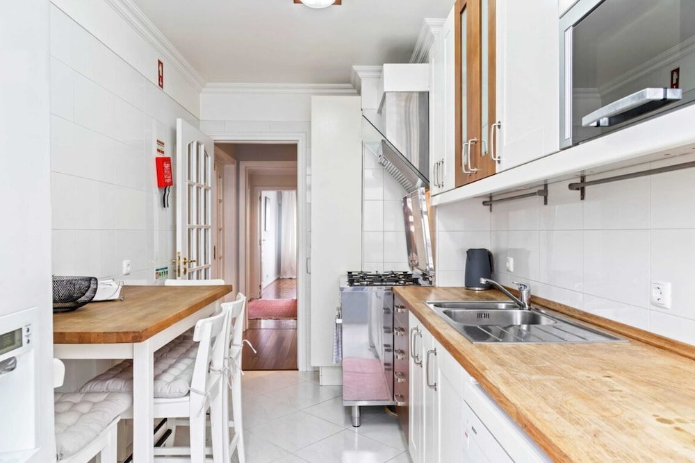 Large Contemporary 3 Bedroom Apartment