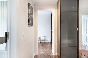 Large Contemporary 3 Bedroom Apartment
