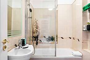 Large Contemporary 3 Bedroom Apartment