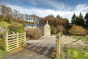 Stunning 3-bed House in a Private Hidden Valley