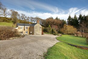 Stunning 3-bed House in a Private Hidden Valley