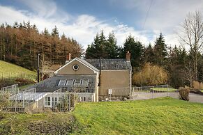 Stunning 3-bed House in a Private Hidden Valley