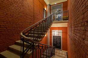 Q-block capsule hotel